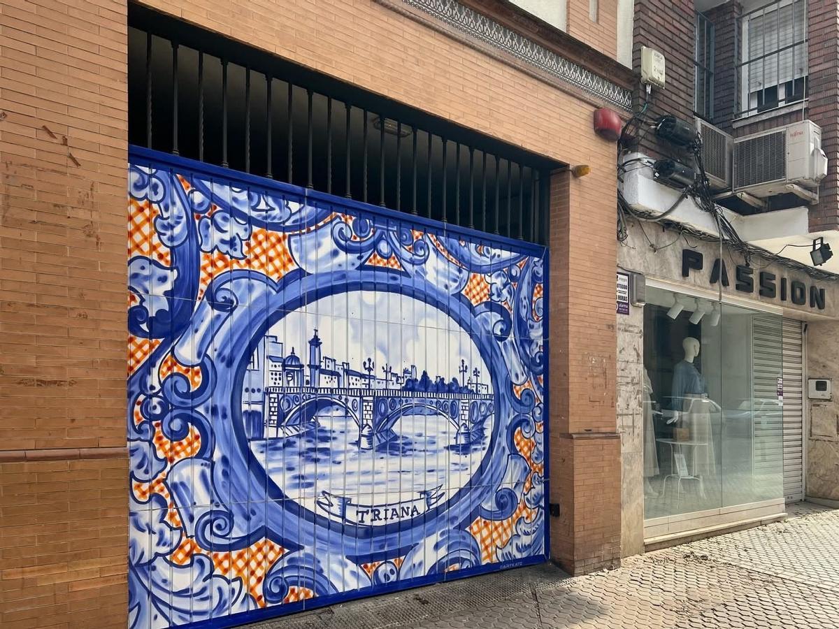 La persiana de un aparcamiento de Triana deja sin palabras a los sevillanos por su curioso mural