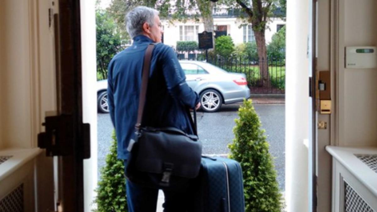 Mourinho, a la salida de su domicilio