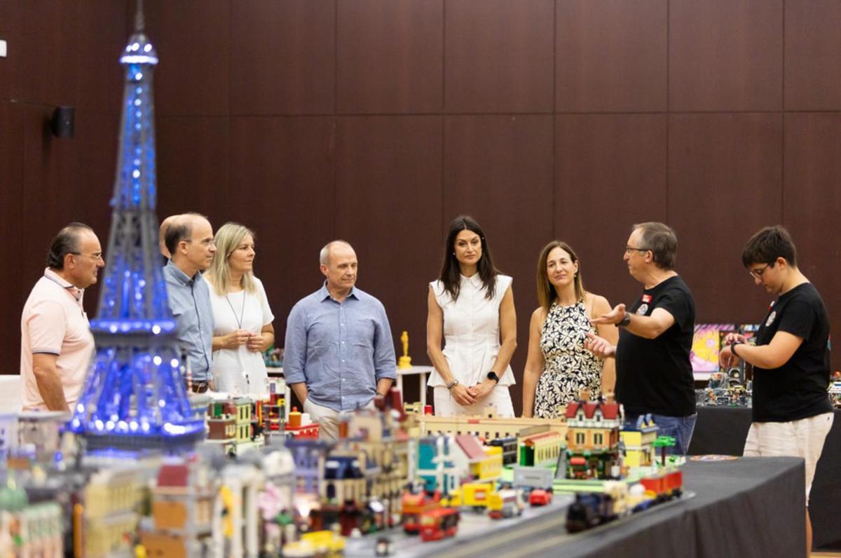 Autoridades y organizadores, en el marco de FuturRteam en la playa de Gandia