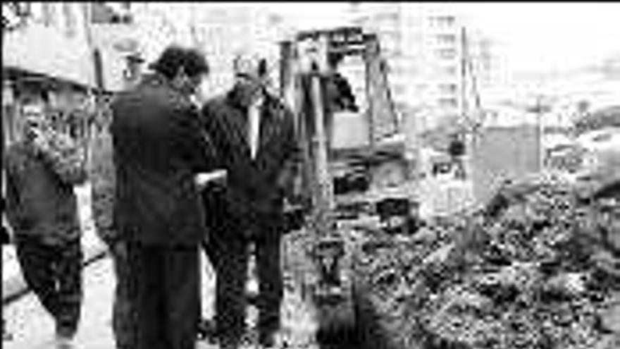 El presidente de la Diputación, Rafael Louzán, y el alcalde de Ponteareas, Salvador González Solla, en la calle Rosalía de Castro. / D.P.