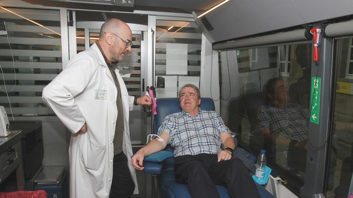El delegado territorial de la Xunta en Ourense, Manuel Pardo, donando sangre.