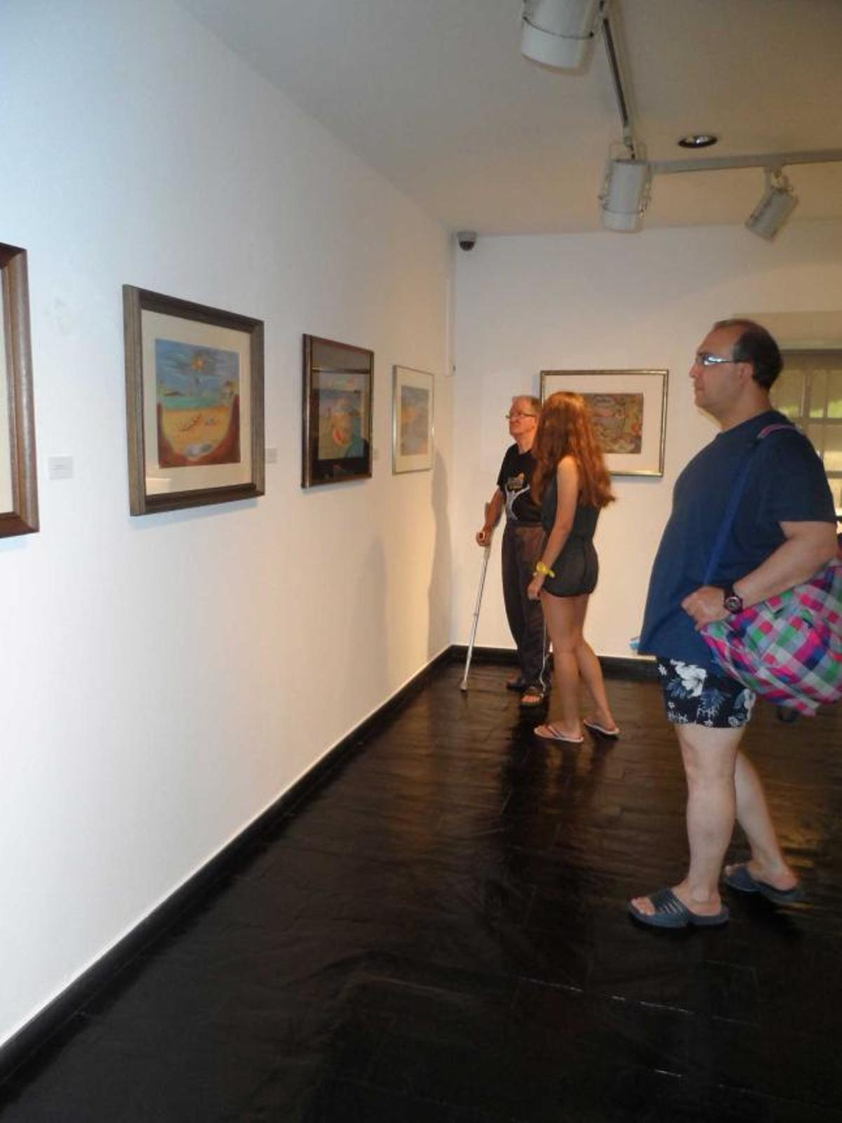 Jesús, Aroa y Mariano del Río, ayer, viendo la exposición del Museo Antón.