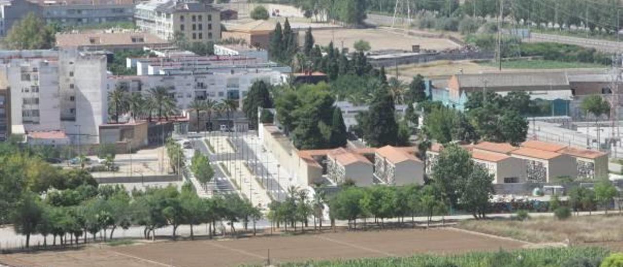 Vista del muncipio de Benetússer, líder en renuncias en 2017, con el cementerio a la derecha.