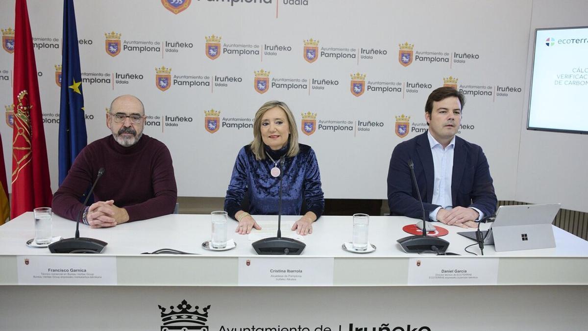 La alcaldesa de Pamplona, Cristina Ibarrola, junto a Francisco Garnica (Bureau Veritas) y Daniel García (Ecoterrae).