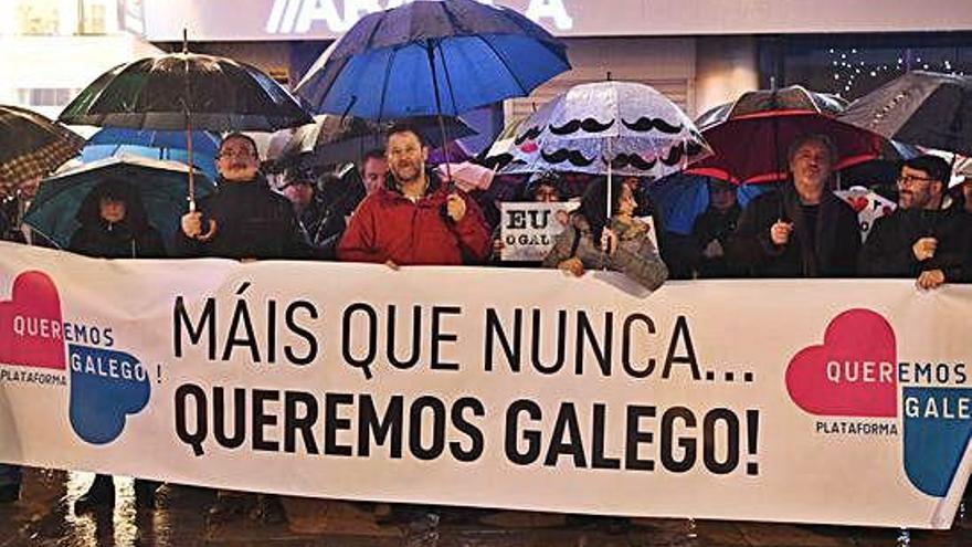 Participantes na protesta celebrada onte no Obelisco coruñés.