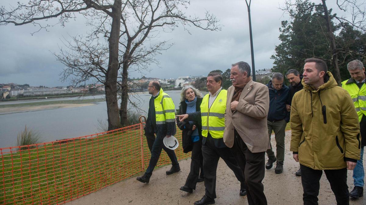 El alcalde y el subdelegado del Gobierno durante la visita a las obras del paseo en O Paraíso