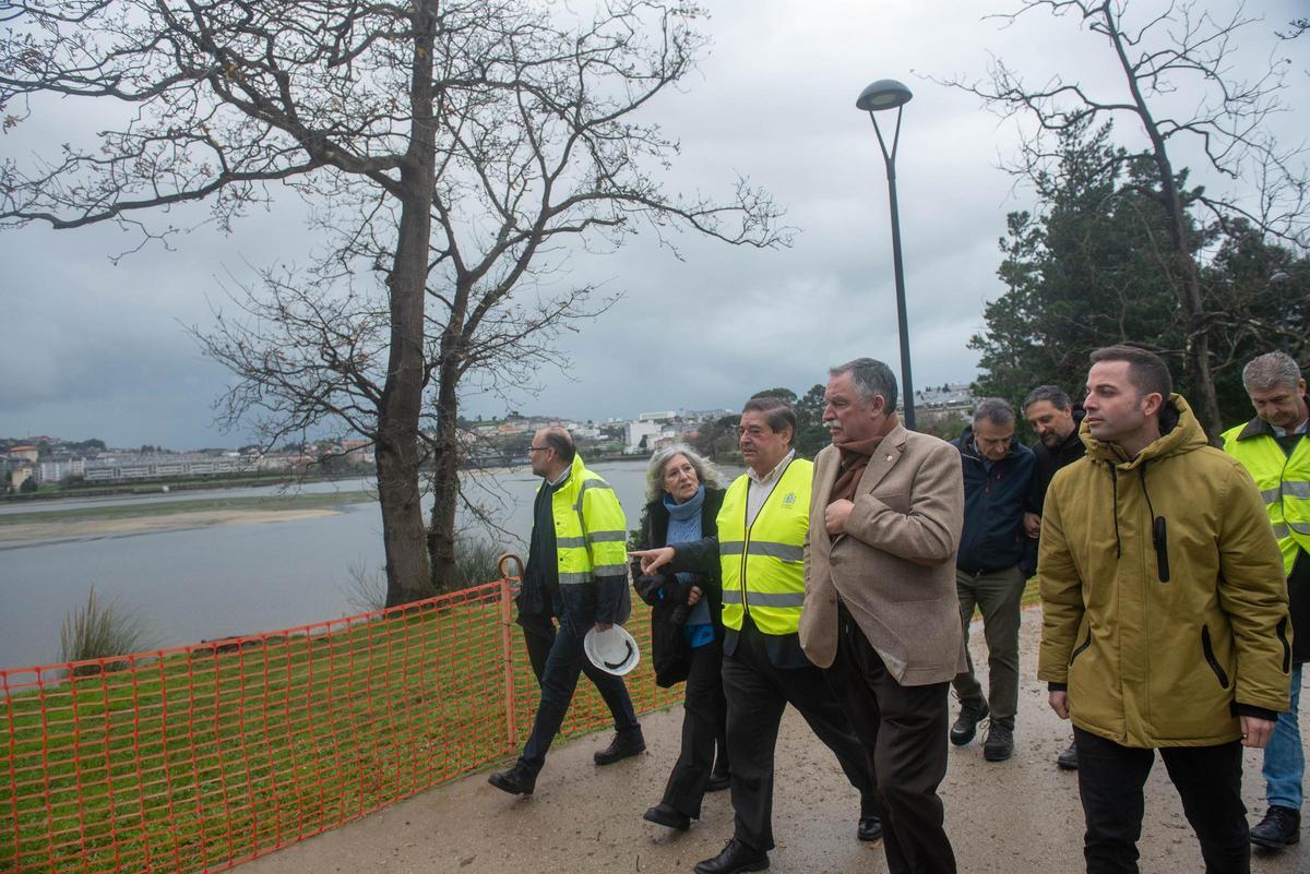 El alcalde y el subdelegado del Gobierno durante la visita a las obras del paseo en O Paraíso