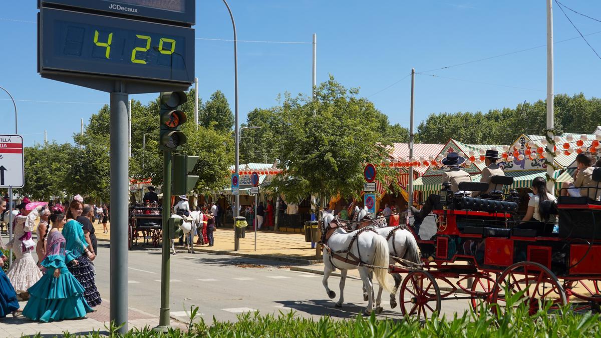 Ein Thermometer neben dem Messegelände der April-Messe in Sevilla zeigt 42 Grad an.