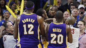 La topada entre Serge Ibaka i Metta World Peace que va irritar Stephen Jackson.