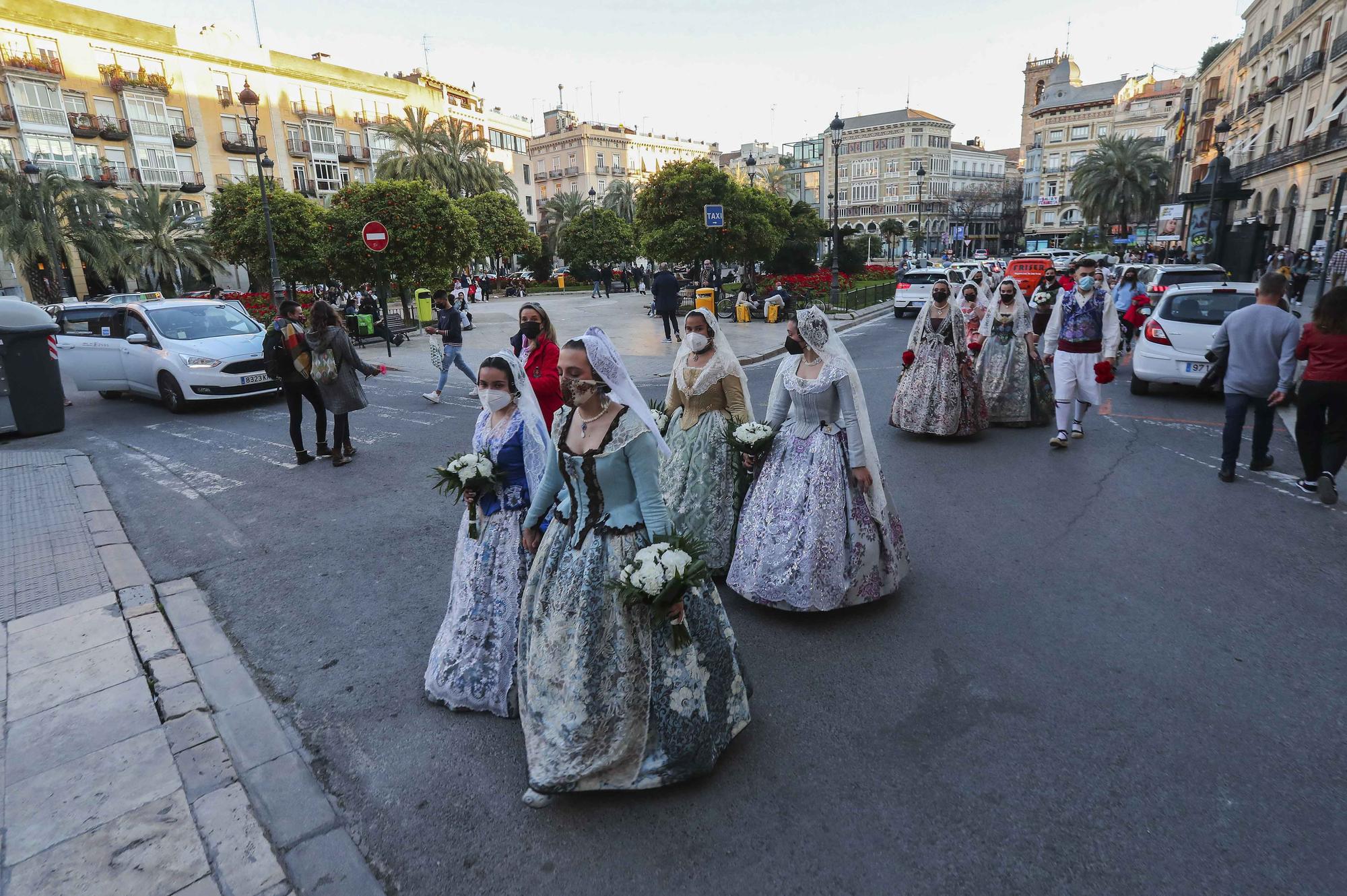 Flores de los falleros a la Virgen en el primer día de la "no ofrenda"