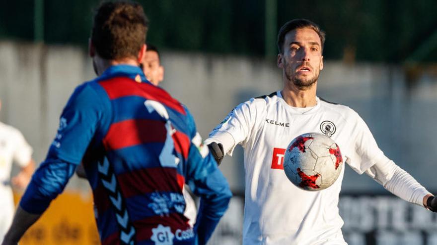 El delantero Óscar Díaz intenta controlar el balón