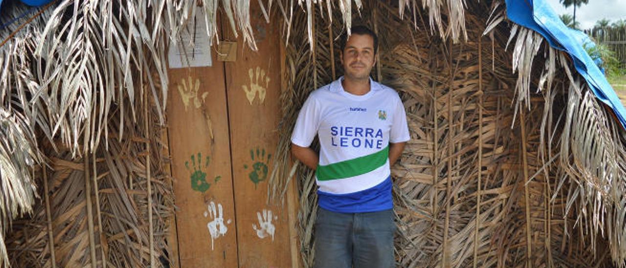 Airam Vadillo, en Kubala, junto a manos pintadas por supervivientes del ébola.