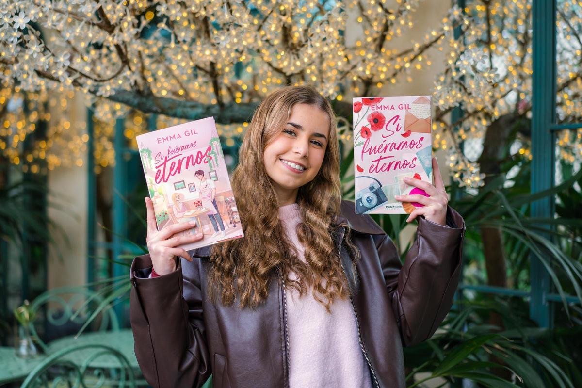 Emma Gil junto a su libro ‘Si fueramos eternos’.