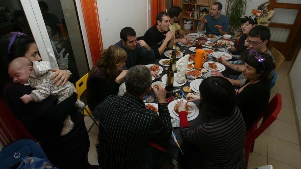 Una cena entre amigos en una casa.