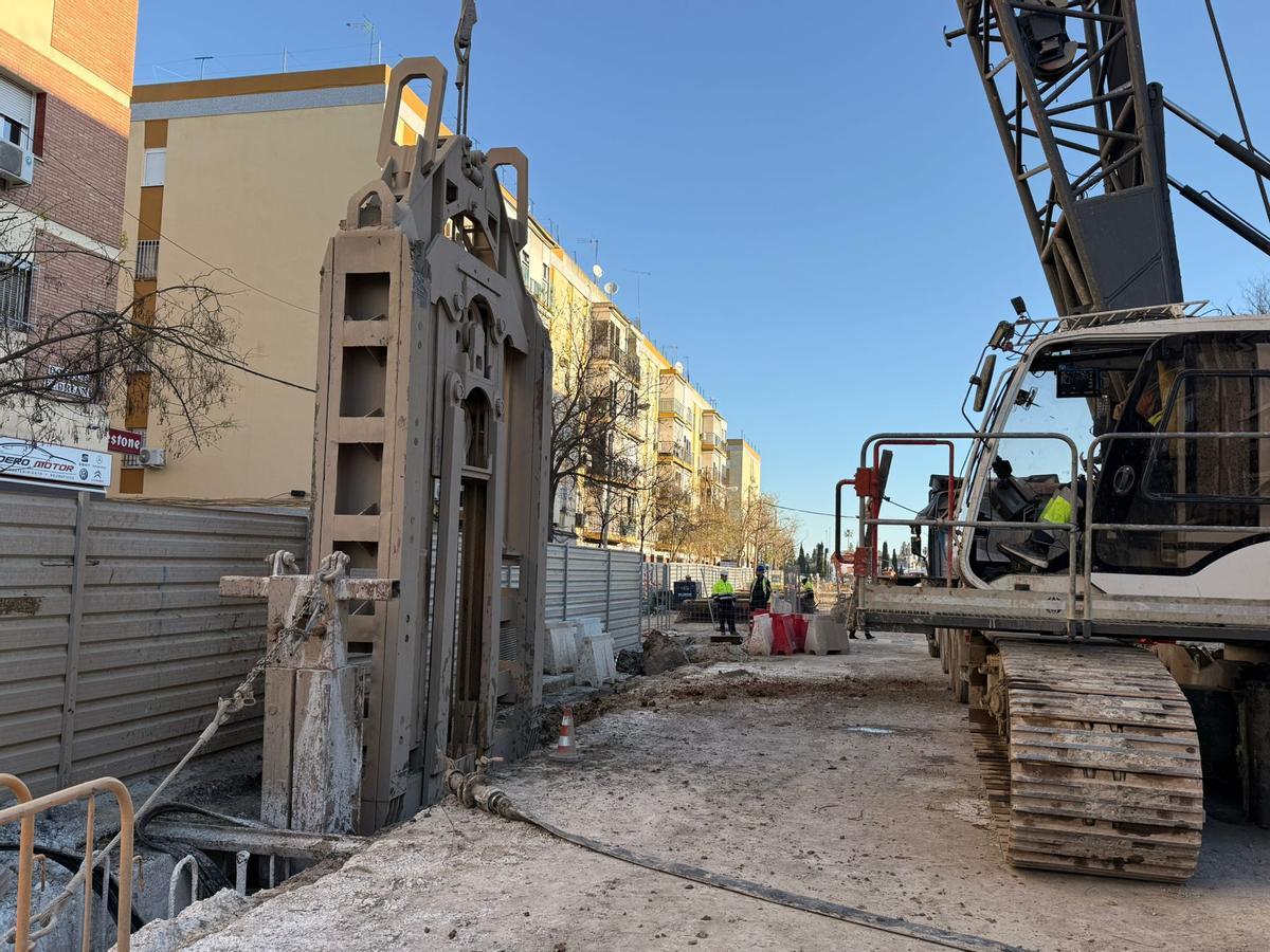 Obras de la línea 3 del Metro de Sevilla, con pantalladoras en la avenida Doctor Fedriani