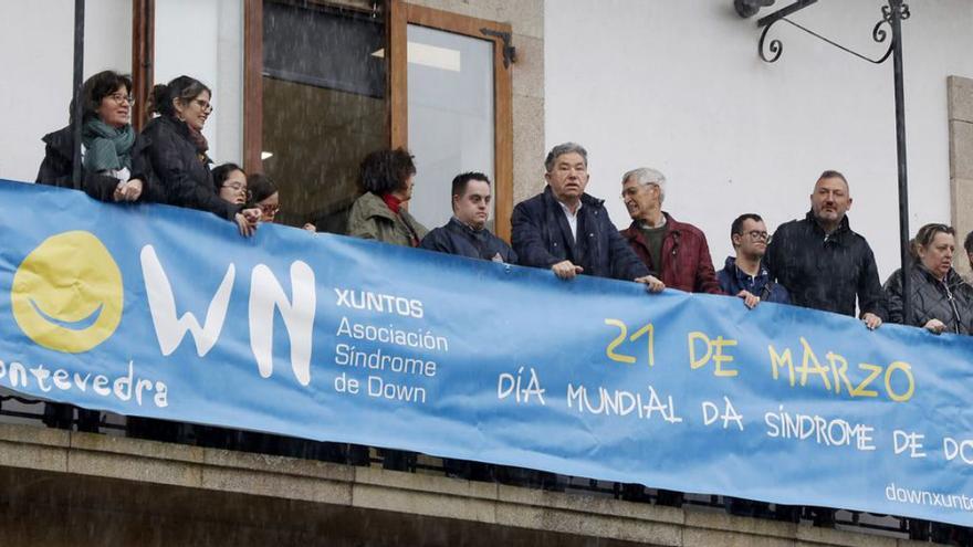 Despliegue de la pancarta, ayer en la Casa da Luz de la Praza da Leña. | Gustavo Santos