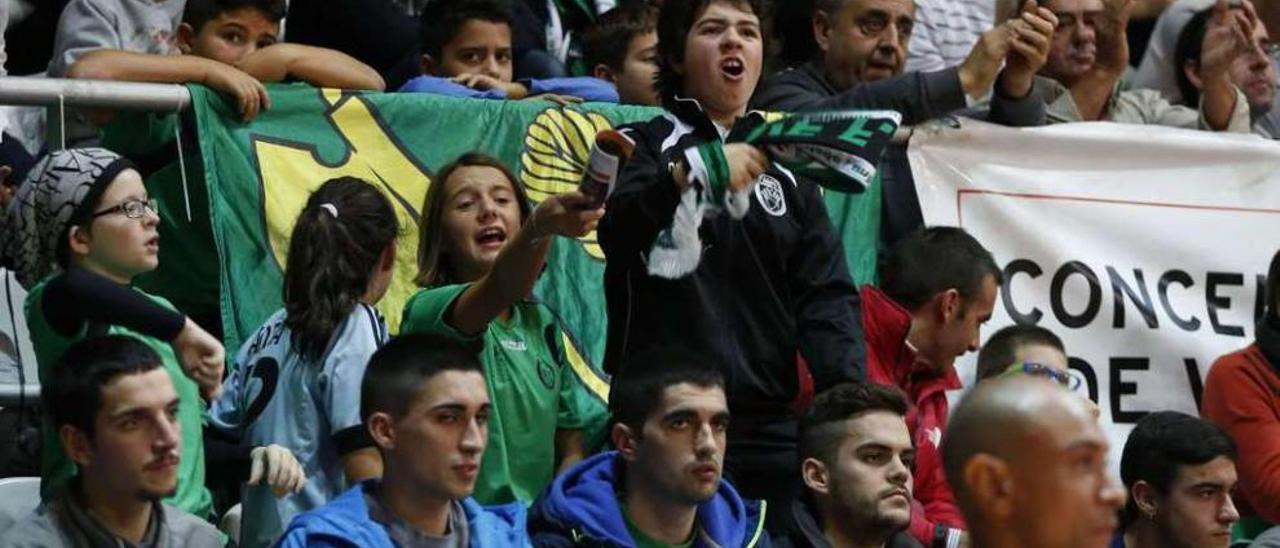 Unos niños animan al Bembrive desde la grada de As Travesas, en el partido ante el Barcelona. // R. Grobas