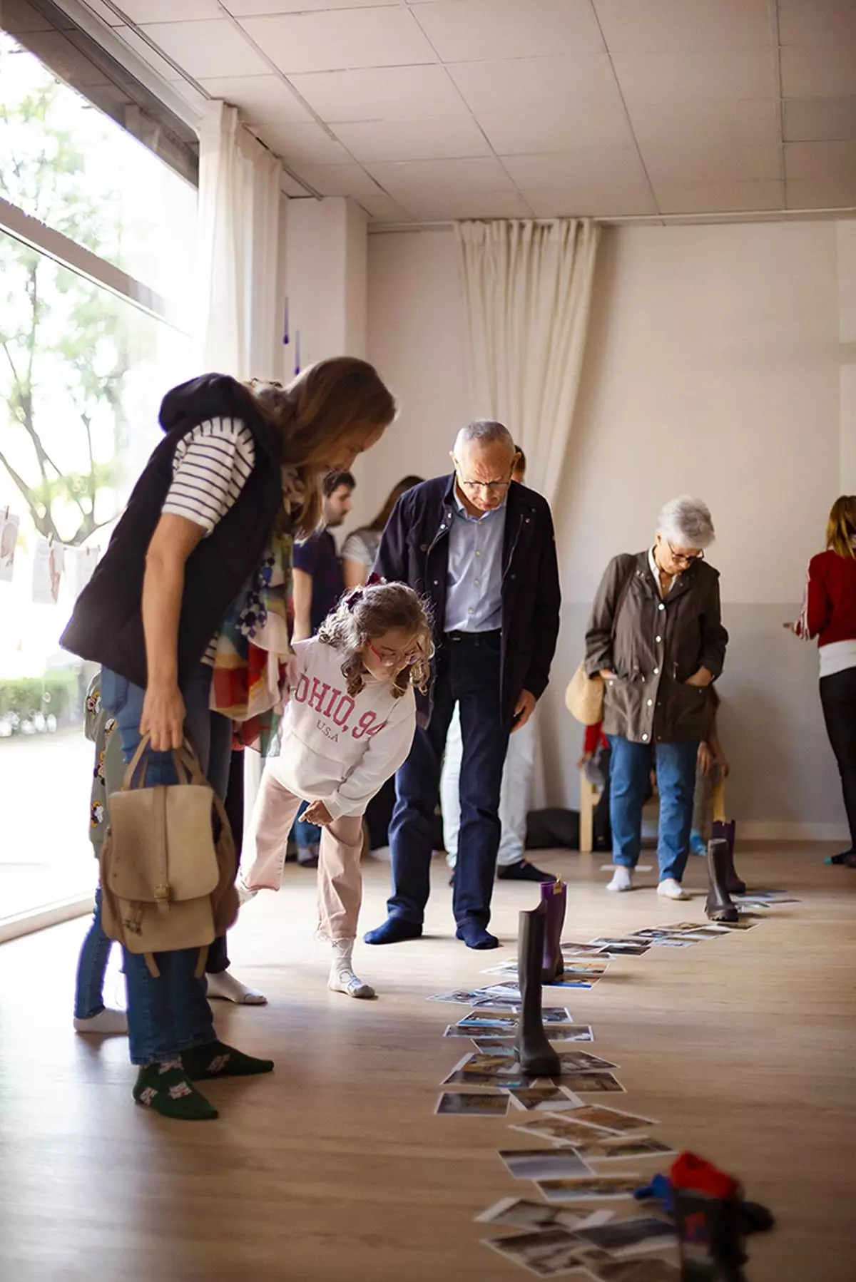 Unas 80 personas visitan la exposición efímera “El olvido no es democrático” sobre la dana
