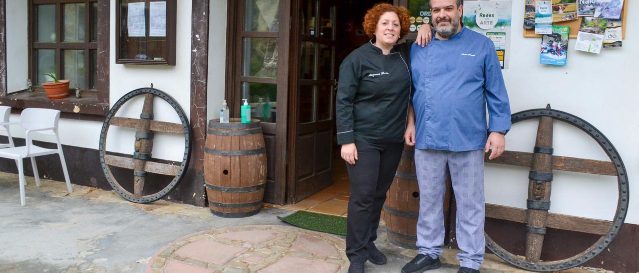 Miryam Ponte y César Chozas, a la entrada de su hotel restaurante La Carasca en Orlé (Caso)