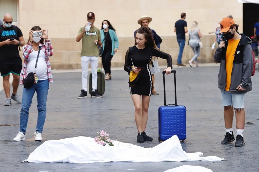 Las 'victimas' de la crisis climática, exhibidas en Murcia