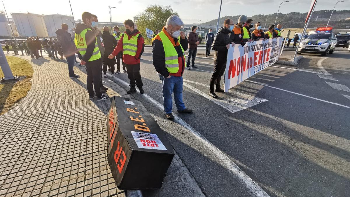 Trabajadores de la refinería, hoy, cortando el tráfico en los accesos a la planta de Repsol en A Coruña.