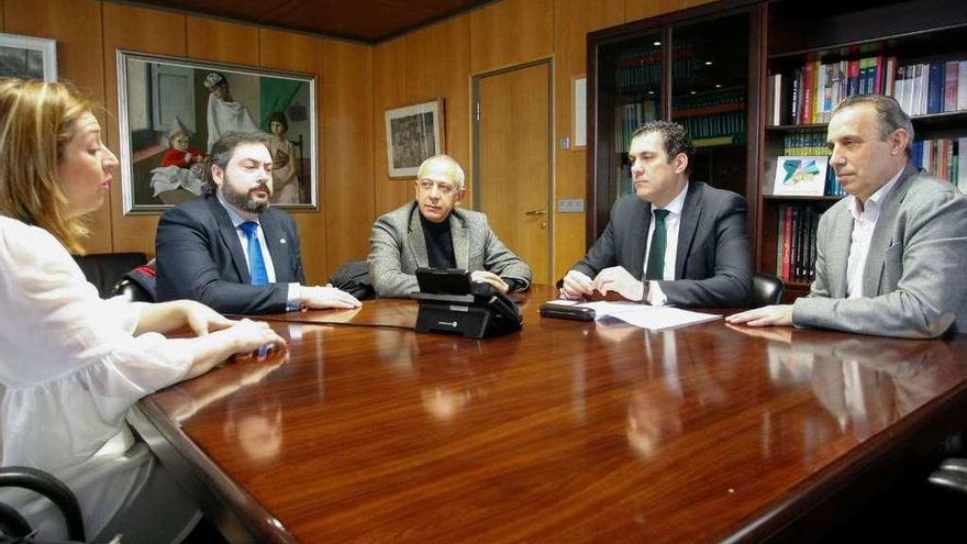 Reunión entre la Junta y Cruz Roja celebrada ayer.