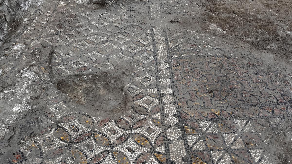 El mosaico romano desenterrado en la plaça de Baix. 