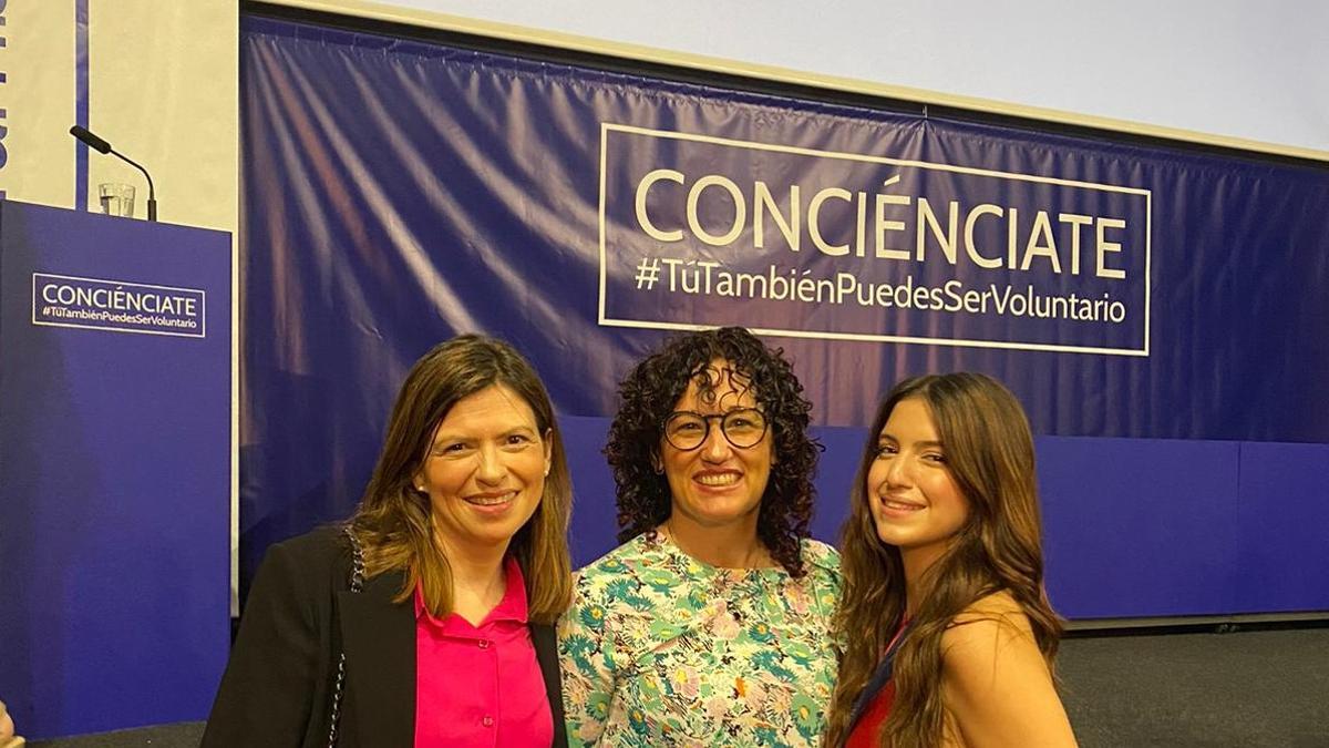 Lucía Gómez junto a María Pascual, vicedecana de Educación de CEU UCH y Nuria Andreu, coordinadora de Voluntariado en el CEU UCH de Elche