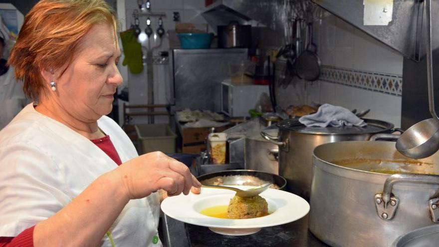 La cocinera dando el último toque a &quot;les fassegures&quot;