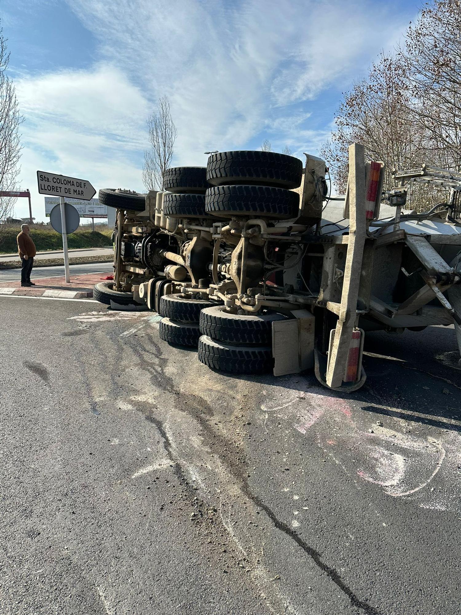 Un camió avariat bolca a la C-63 a Santa Coloma de Farners