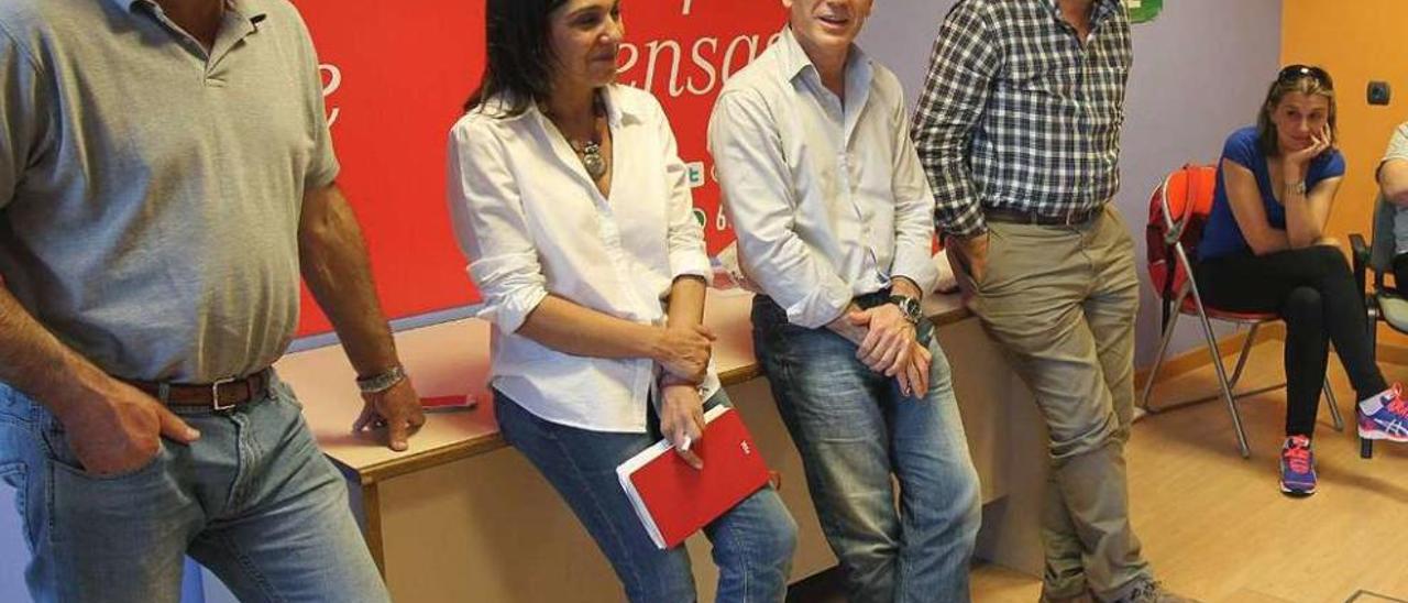Carmen Rodríguez y Vázquez Barquero (dcha.), en la reunión de la ejecutiva local. // Iñaki Osorio