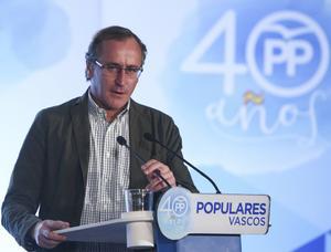 GRA100. SAN SEBSTIÁN, 22/10/2017.- El presidente del PP vasco, Alfonso Alonso, ha intervenido en un acto organizado por su partido hoy en San Sebastián, junto al vicesecretario de Política Social y Sectorial del Partido Popular, Javier Maroto, y el presidente de esta formación en Gipuzkoa, Borja Sémper. EFE/Javier Etxezarreta