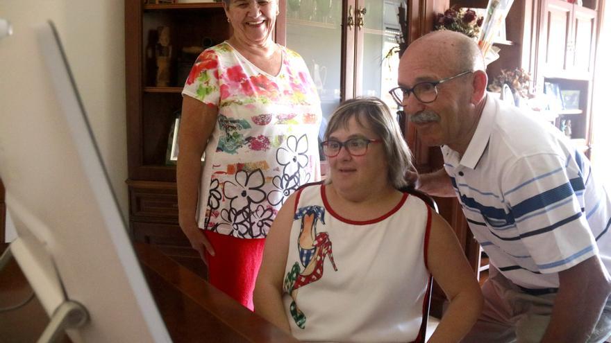 Usuaris d'Acudam d'entre 46 i 77 anys es comuniquen per videotrucada amb familiars i amics en un projecte únic a l'Estat