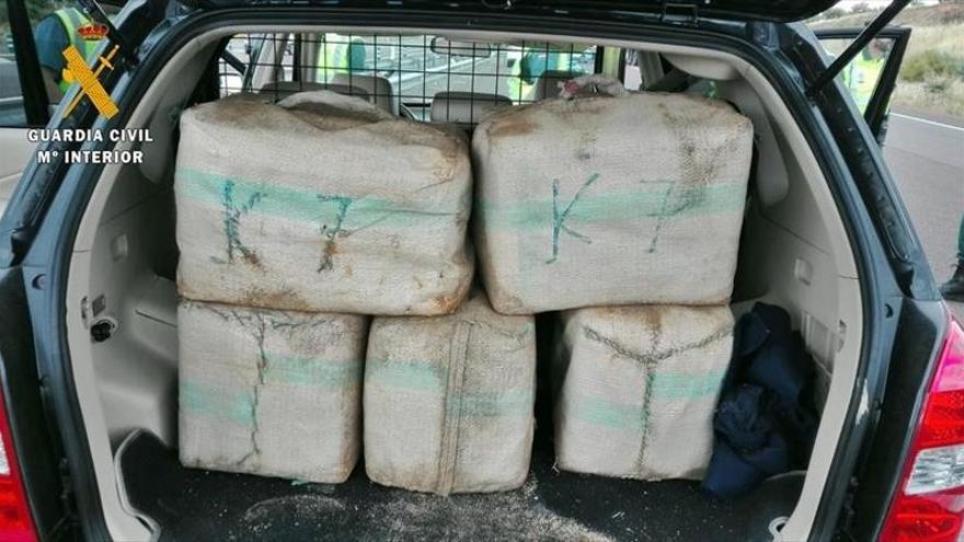 La Guardia Civil decomisa 7 fardos con 225 kilos de hachís en un control
