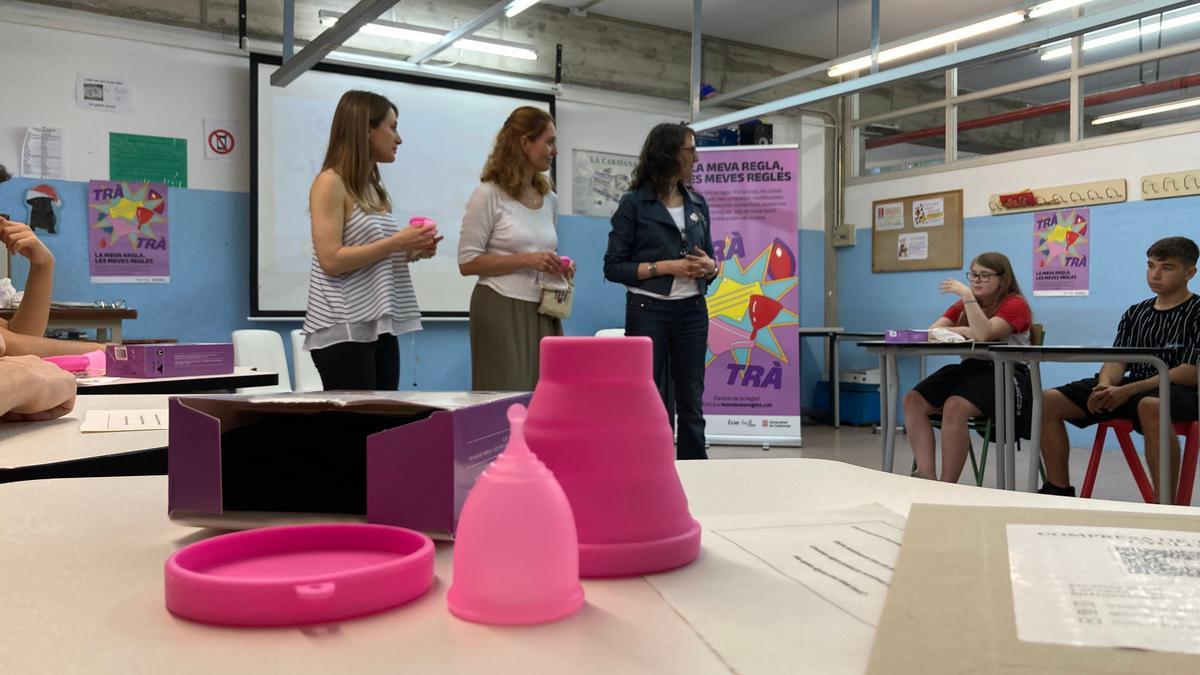 La copa menstrual i l'envàs amb que es neteja que han rebut les noies de 3r d'ESO de l'Institut Montjuïc del barri de La Marina.