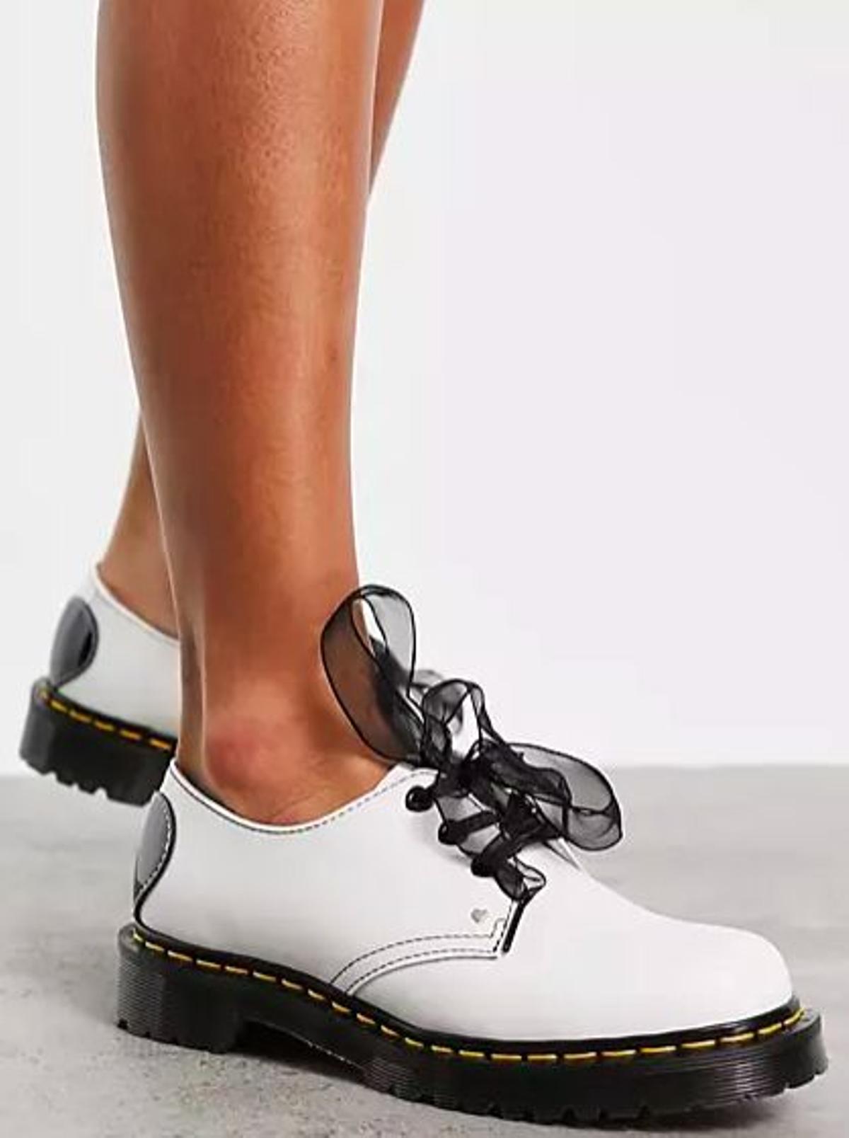 Zapatos blancos con detalle de corazones 1461 Hearts de Dr Martens