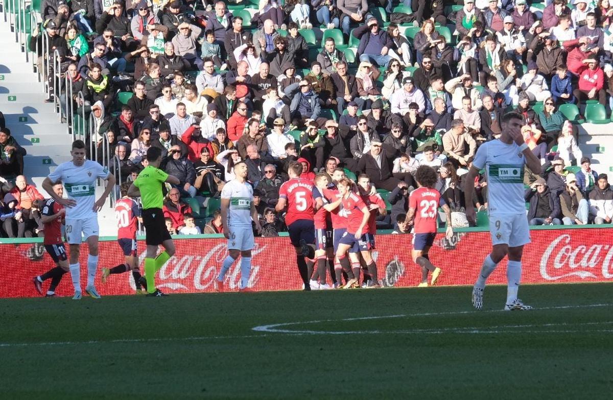 Los jugadores del Elche sumidos en la decepción tras encajar el gol de Osasuna