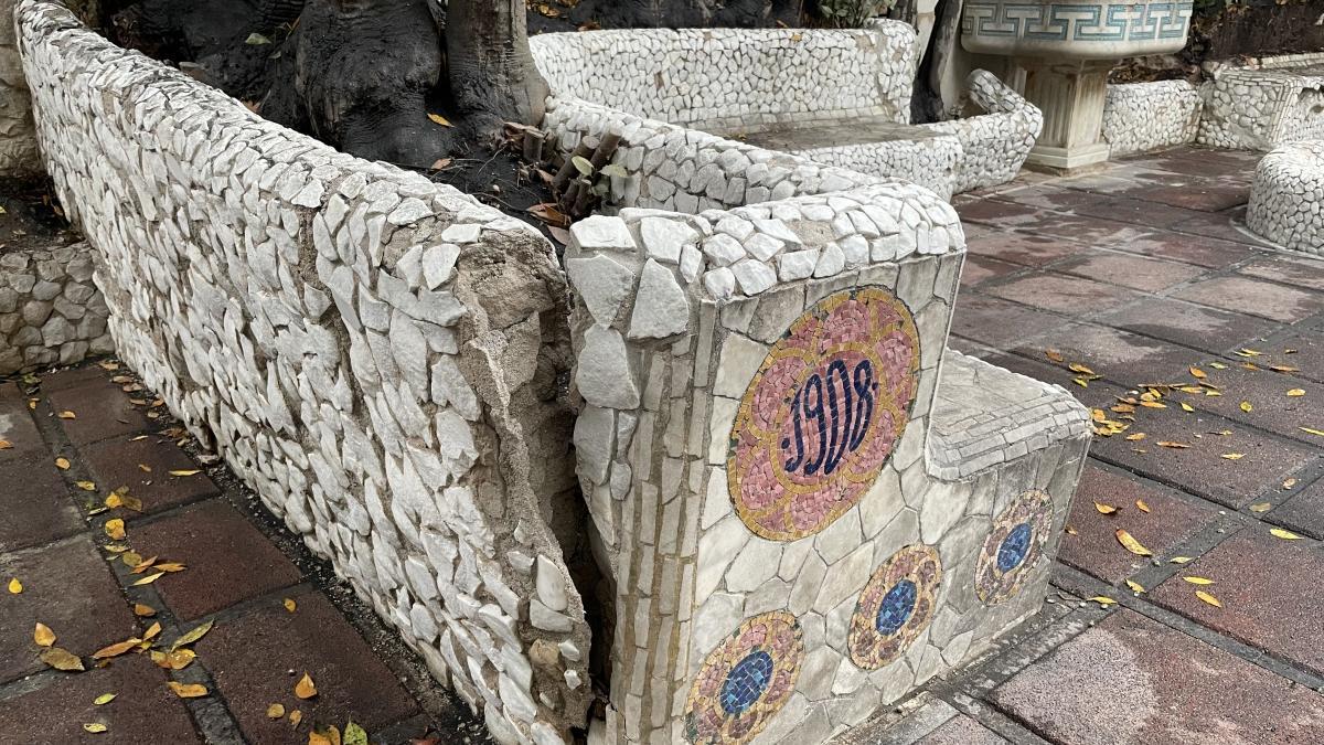 Un dels bancs modernistes que s'estan restaurant.