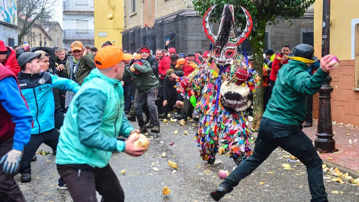 El Jarramplas y Las Carantoñas cruzan fronteras para lucir sus tradiciones