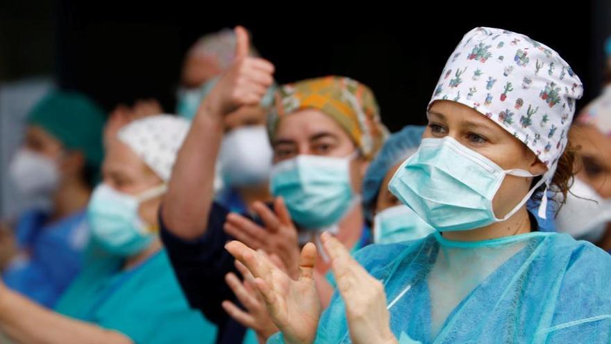 Sanitarios aplauden durante el confinamiento general.