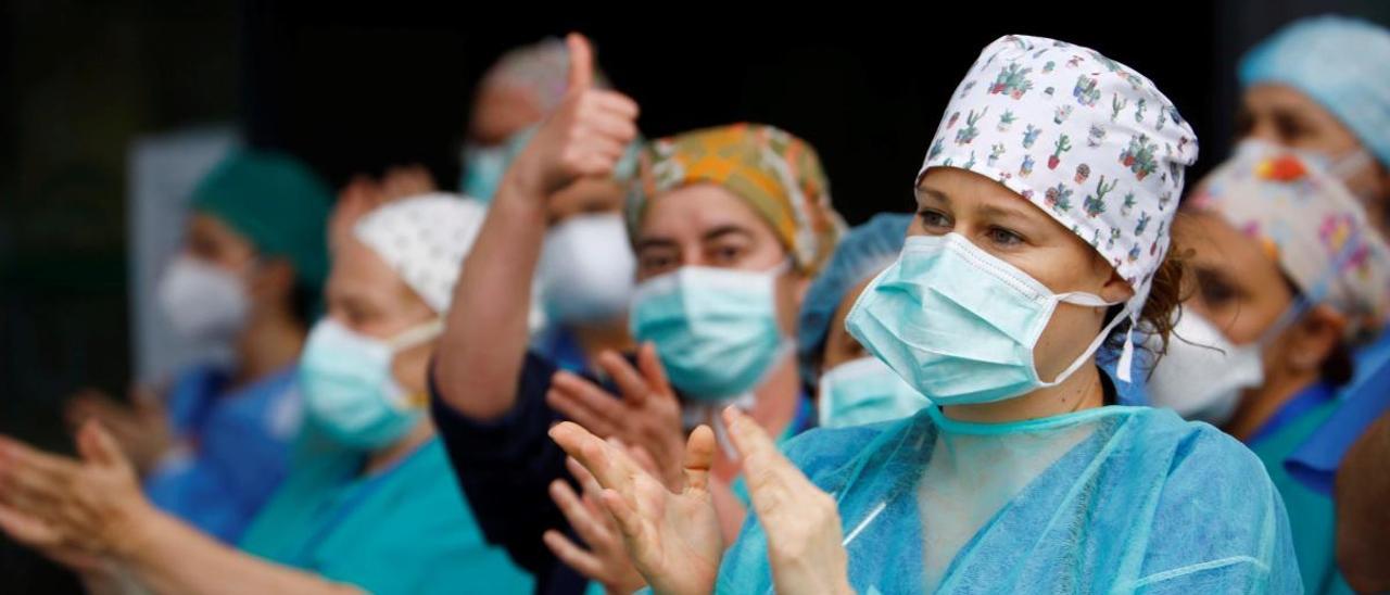 Sanitarios aplauden durante el confinamiento general.