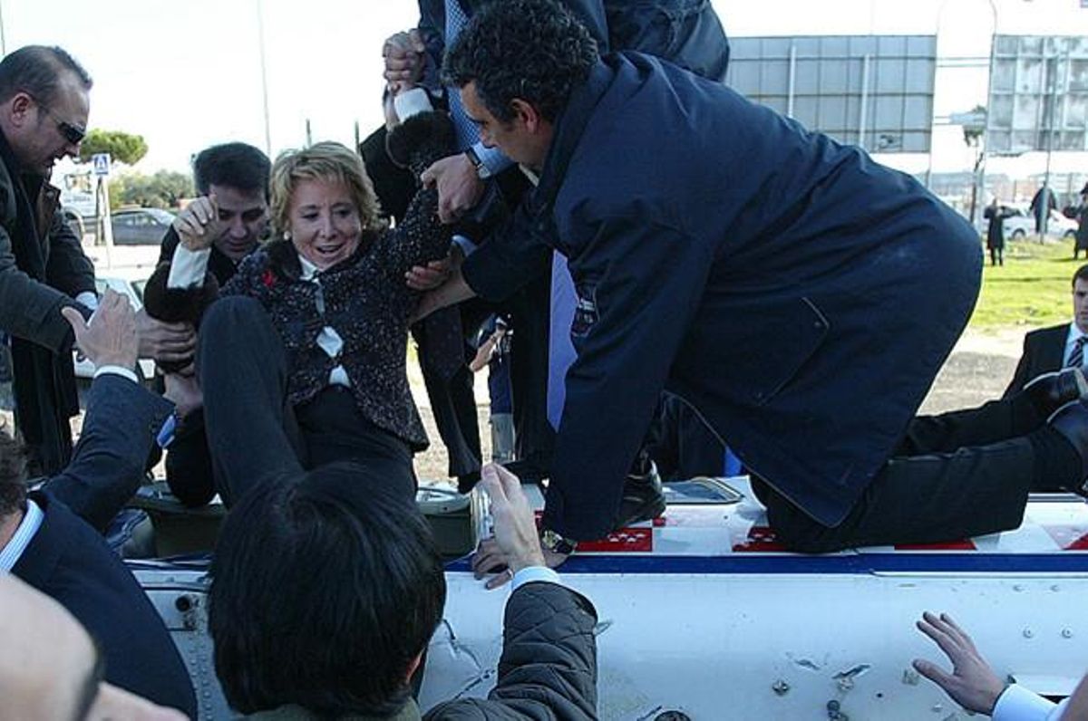 Aguirre i Rajoy van sortir il·lesos d’un accident d’helicòpter el desembre del 2005.