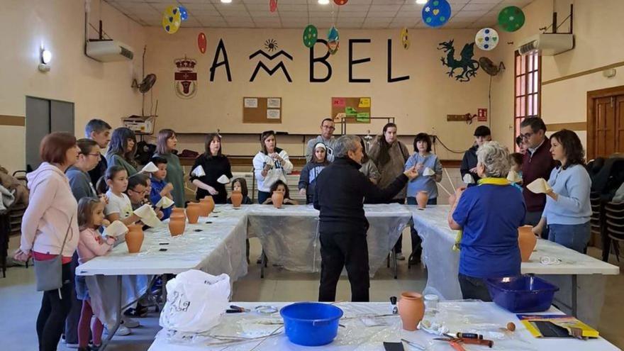 Niños y mayores en el taller de zambombas. | SERVICIO ESPECIAL