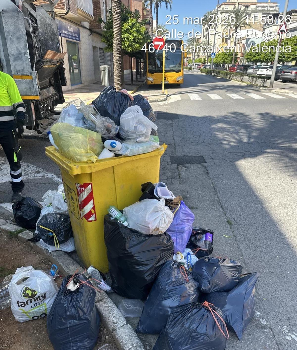 Trabajos de recogida de la basura acumulada por una empresa externa, este miércoles.