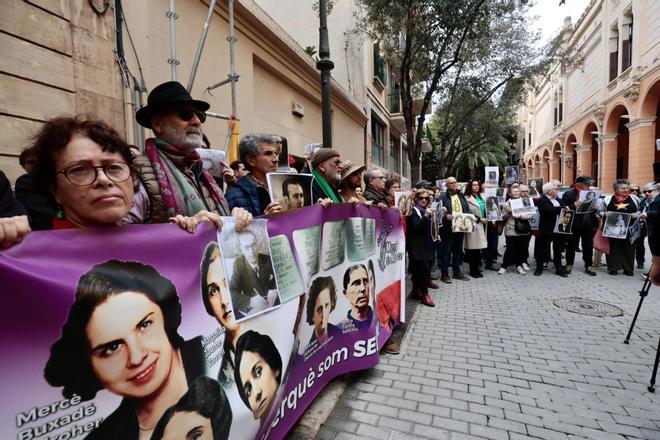 Unas 200 personas protestan contra la derogación de la ley de Memoria Democrática