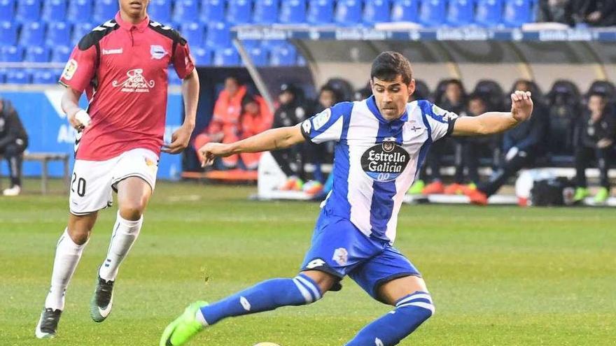 Juanfran golpea la pelota en presencia de Deyverson.