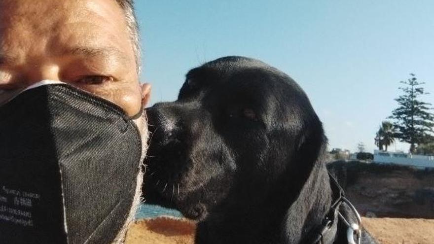Enrique Cruz, coordinador, se hace un selfi con su perro.