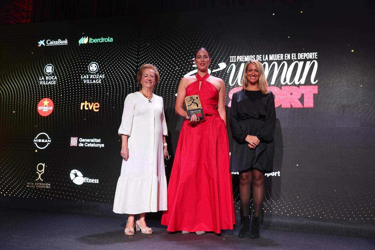 Premios Woman SPORT 2023: Garbiñe Muguruza, Premio Talento Deportivo, con Arantza Sarasola, vicepresidenta de Prensa Ibérica, y Mª Eugenia Gay, segunda teniente de alcalde del Ayuntamiento de Barcelona