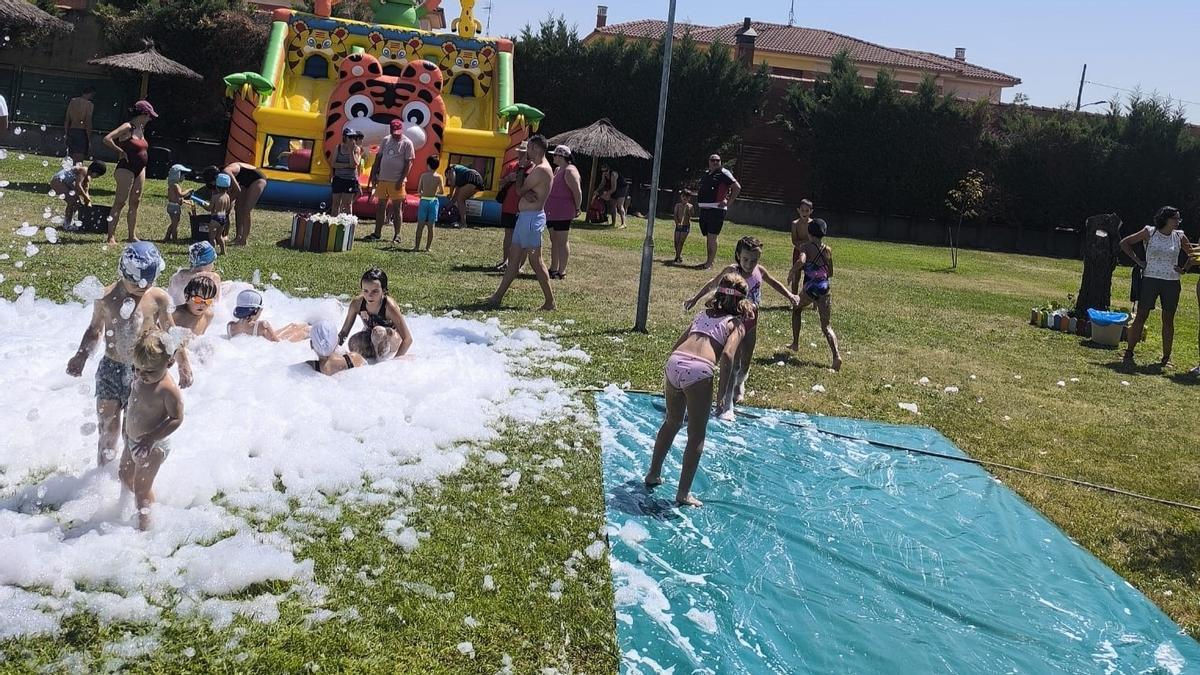 GALERIA | Fiesta de la espuma en San Cristóbal de Entreviñas