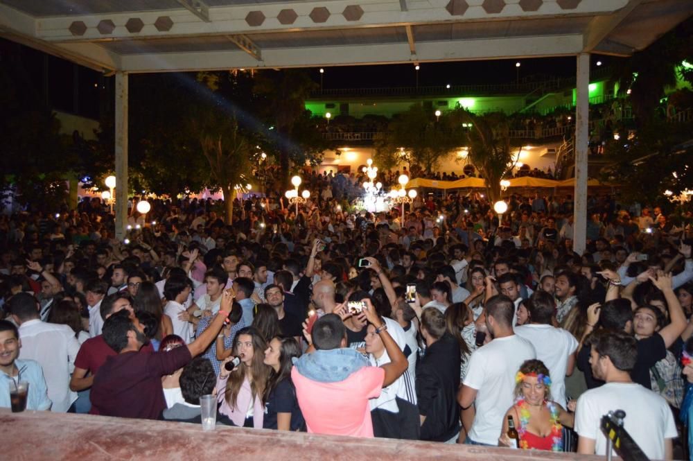 Multitudinaria Fiesta Fin de Feria en la discoteca El Jardín de Gijón.